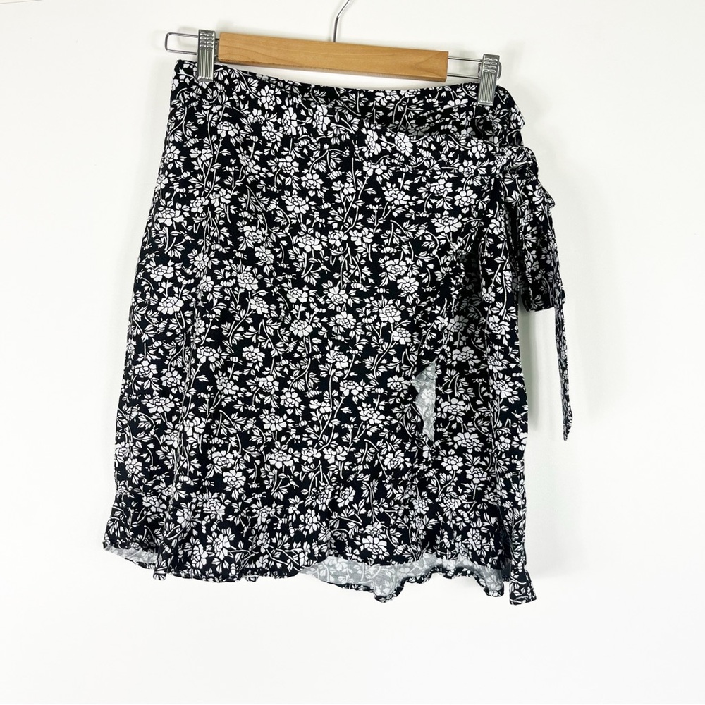 Loft Floral Ruffle Wrap Skirt Black White Floral size 4